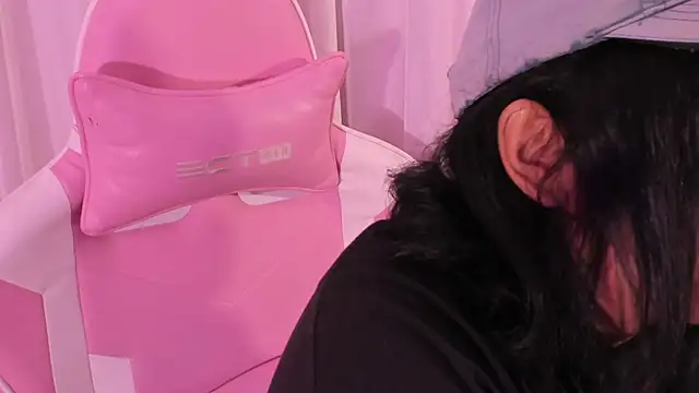 mia yeager online show from October 22, 2025, 4:01 am