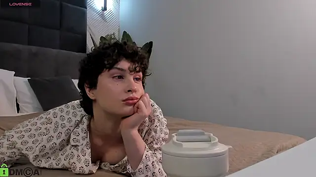 Adeline Perle online show from January 15, 2026, 1:31 am