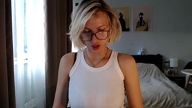 Snapshot of VivianCoke chatting on May 18, 2026, 4:12 pm VivianCoke online show from May 18, 2026, 4:12 pm