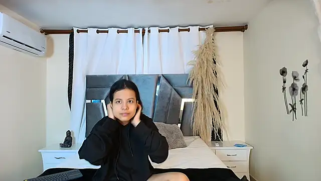 MiniLove 01 online show from October 14, 2025, 12:39 pm