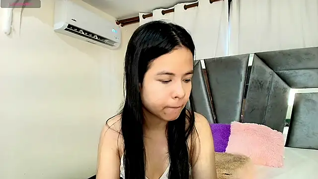 MiniLove 01 online show from May 25, 2026, 12:37 pm