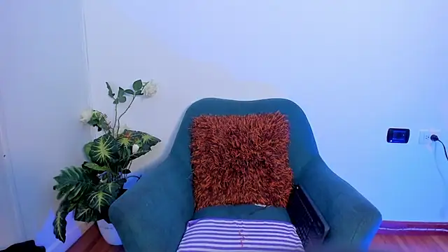 MilenaCrown online show from November 19, 2025, 8:31 pm