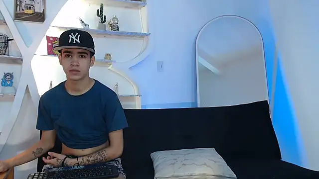 PRETTY FEM online show from September 13, 2025, 1:33 pm