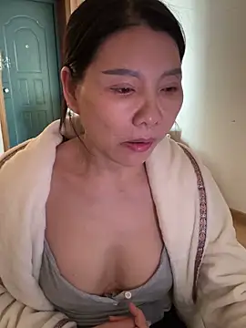 xiiuuff18 online show from November 28, 2025, 12:33 am