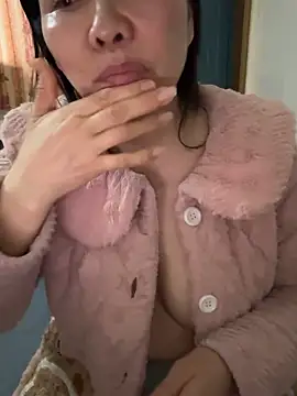 Snapshot of xiiuuff18 chatting on March 4, 2026, 12:07 am xiiuuff18 online show from March 4, 2026, 12:07 am