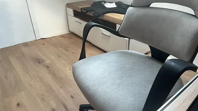 Dmnk2011 online show from April 16, 2026, 3:57 pm