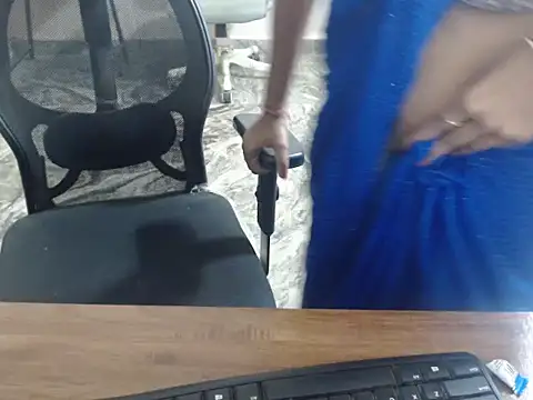  LoveBirds online show from March 8, 2026, 6:11 pm