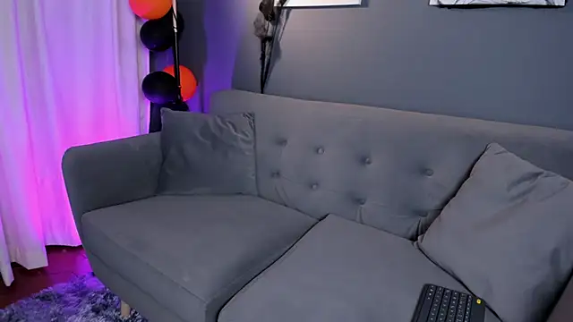 flower smith  online show from October 18, 2025, 11:56 am