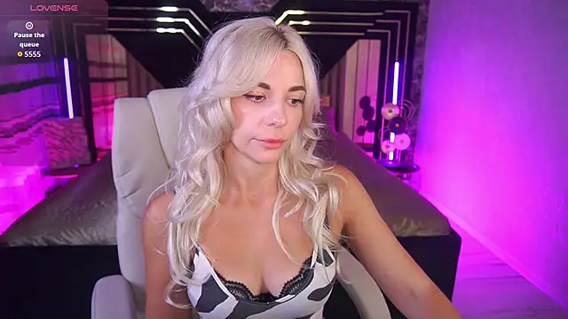 BellaRayyy online show from July 15, 2026, 12:56 pm