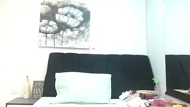 DonnaJoness online show from November 17, 2025, 7:51 pm