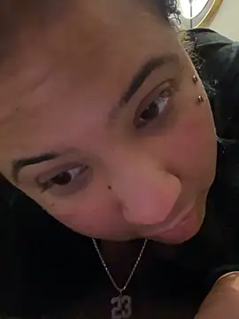 StylishEchium online show from November 11, 2025, 9:31 pm