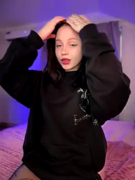 YourLittleDevil online show from November 28, 2025, 1:33 pm