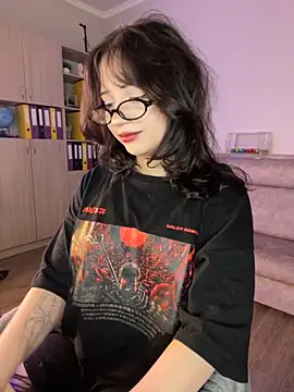 YourLittleDevil online show from November 10, 2025, 1:27 pm