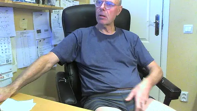 Snapshot of Klipparn chatting on December 19, 2025, 8:49 am Klipparn online show from December 19, 2025, 8:49 am