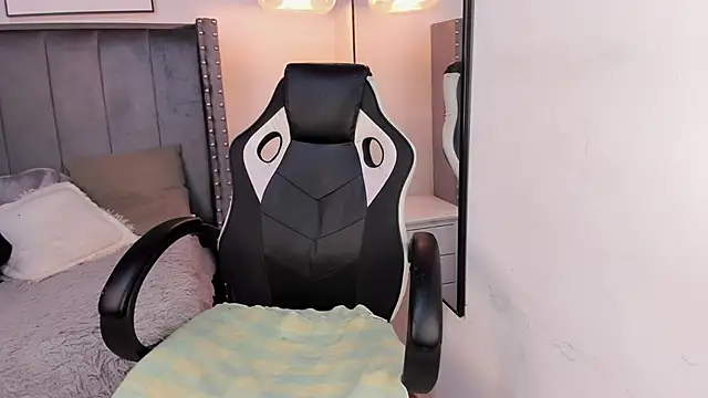 Snapshot of Miyu_Komori chatting on February 27, 2026, 1:00 pm Miyu Komori online show from February 27, 2026, 1:00 pm