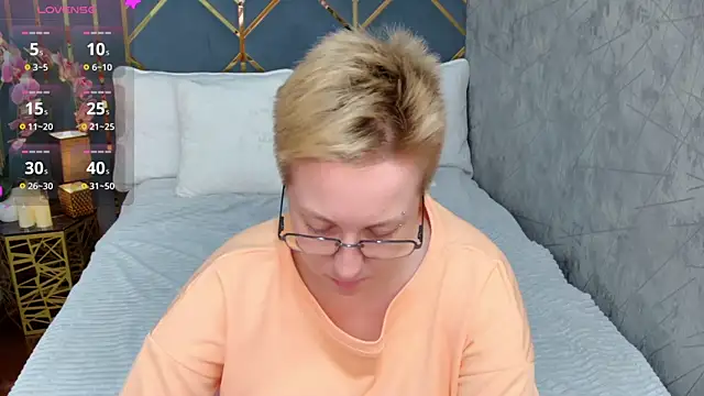 Snapshot of AlexandraGreen chatting on October 12, 2025, 9:05 pm AlexandraGreen online show from October 12, 2025, 9:05 pm