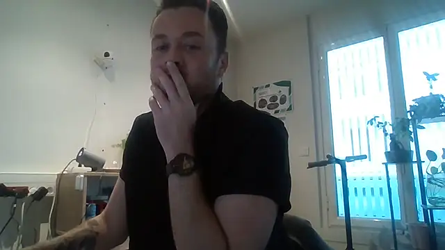 Snapshot of Keviios chatting on October 18, 2025, 7:21 am Keviios online show from October 18, 2025, 7:21 am