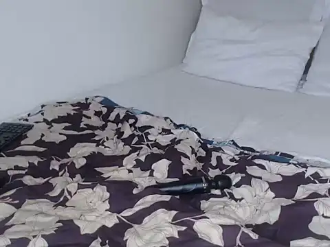 Snapshot of Bella_2025 chatting on April 5, 2026, 7:48 am Bella 2025 online show from April 5, 2026, 7:48 am