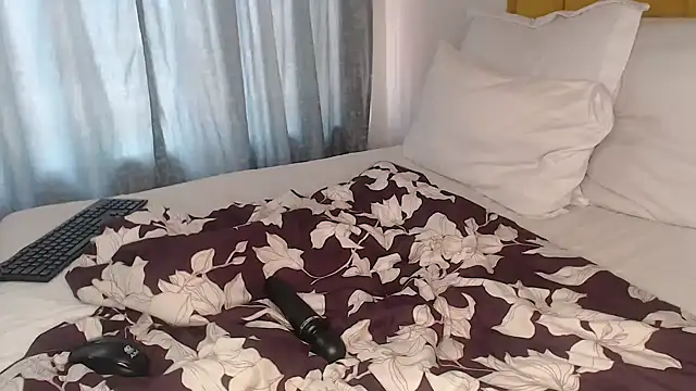 Snapshot of Bella_2025 chatting on February 22, 2026, 8:06 am Bella 2025 online show from February 22, 2026, 8:06 am