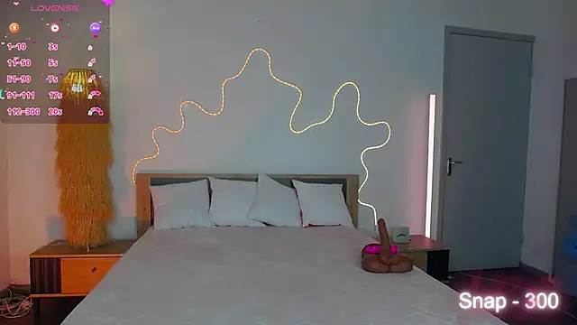 EvaLone1 online show from December 5, 2025, 8:06 pm