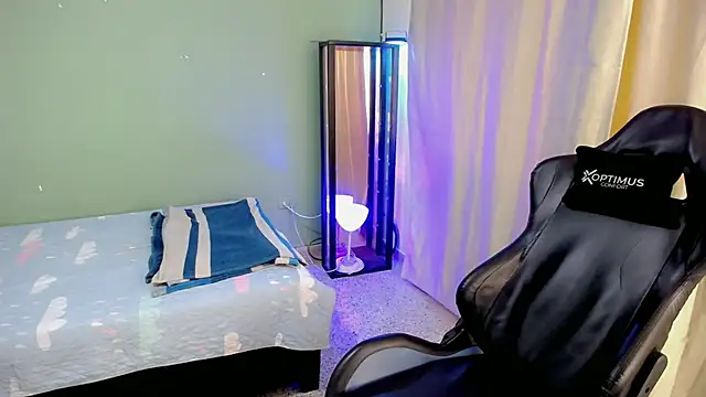 dilan hott  online show from November 23, 2025, 5:45 pm