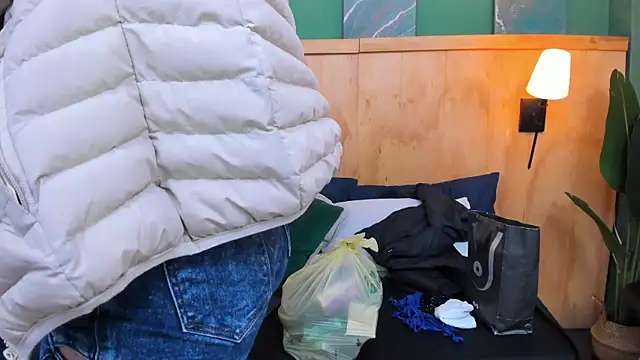 aliceandsia online show from December 20, 2025, 3:37 pm