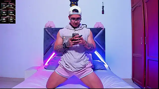 ArnoldSexy  online show from November 12, 2025, 4:44 pm