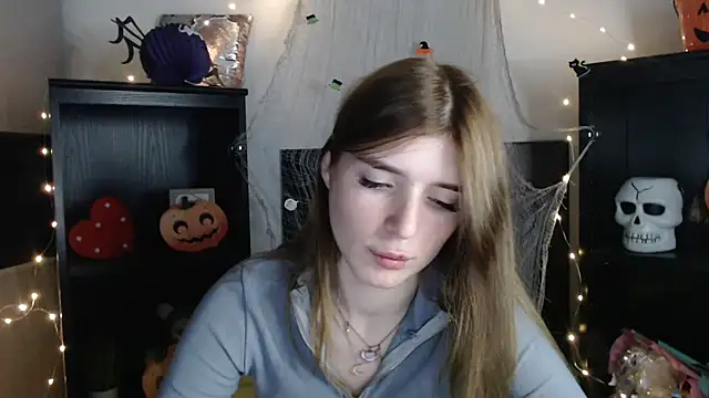 JuiceLips   online show from November 3, 2025, 5:05 pm