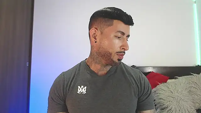 andrea de lucaa online show from April 18, 2026, 2:36 am