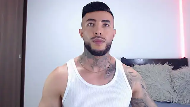 andrea de lucaa online show from December 17, 2025, 3:44 am