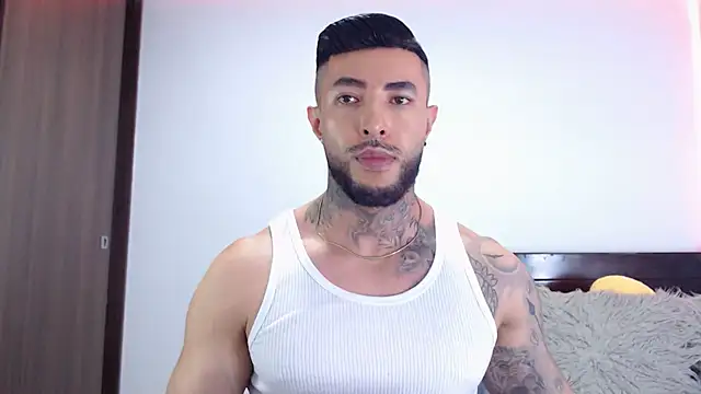 andrea de lucaa online show from December 19, 2025, 1:42 am