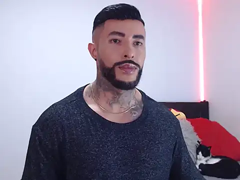 andrea de lucaa online show from November 18, 2025, 3:43 am