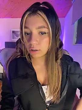 Isabella18 pink online show from April 28, 2026, 5:17 pm