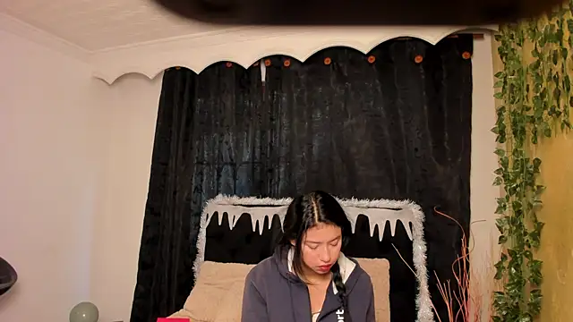 Tiffany Nm online show from December 15, 2025, 1:50 pm