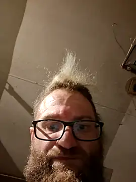 Snapshot of bearded_cross chatting on August 4, 2026, 7:35 am bearded cross online show from August 4, 2026, 7:35 am