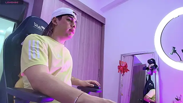 Snapshot of brunothompson3 chatting on October 21, 2025, 1:38 am brunothompson3 online show from October 21, 2025, 1:38 am