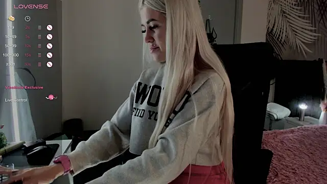 Kira Key online show from December 17, 2025, 1:54 am