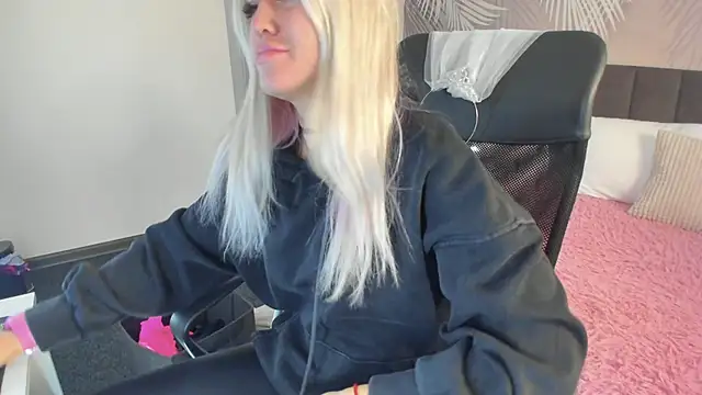 Kira Key online show from September 29, 2025, 1:45 am