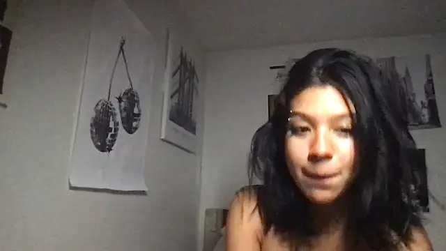 petitelatinateen online show from September 18, 2025, 7:33 am