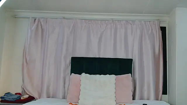 Snapshot of -cleowilliams- chatting on October 12, 2025, 12:01 am -cleowilliams- online show from October 12, 2025, 12:01 am