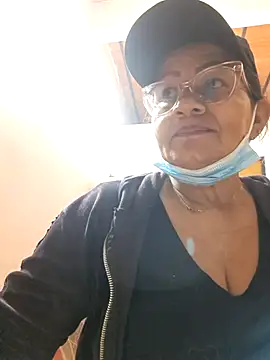 Snapshot of Vickysweeeettt chatting on April 5, 2026, 10:11 am Vickysweeeettt online show from April 5, 2026, 10:11 am