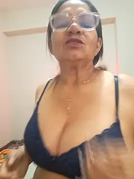 Snapshot of Vickysweeeettt chatting on March 22, 2026, 11:34 am Vickysweeeettt online show from March 22, 2026, 11:34 am