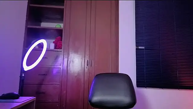 MiaCollinssx online show from April 11, 2026, 2:32 pm