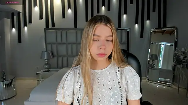 TiffannySins online show from June 14, 2026, 4:52 pm