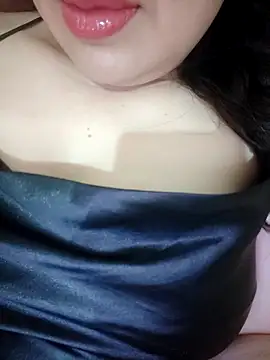 Julyy08 online show from April 14, 2026, 2:33 pm