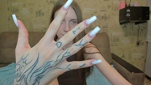 Kelly Gerzikaa online show from November 2, 2025, 6:51 am