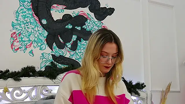 MaeLili online show from December 23, 2025, 7:29 am