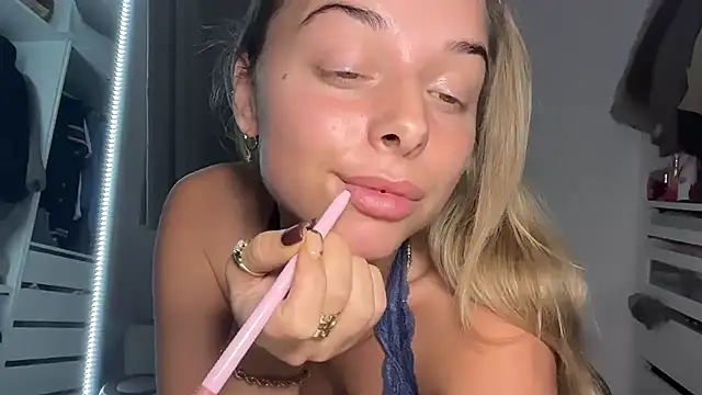 KayleeBella online show from October 22, 2025, 8:30 pm