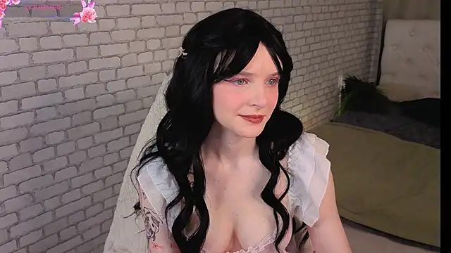 KiraMountrays online show from October 13, 2025, 10:10 pm