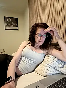 Snapshot of JezebelDutch chatting on April 14, 2026, 10:42 am JezebelDutch online show from April 14, 2026, 10:42 am